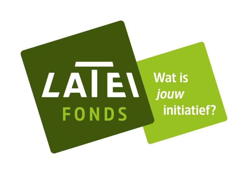 Logo van het LATEI Fonds met de tekst 'Wat is jouw initiatief?' op een achtergrond van twee overlappende groene vlakken.