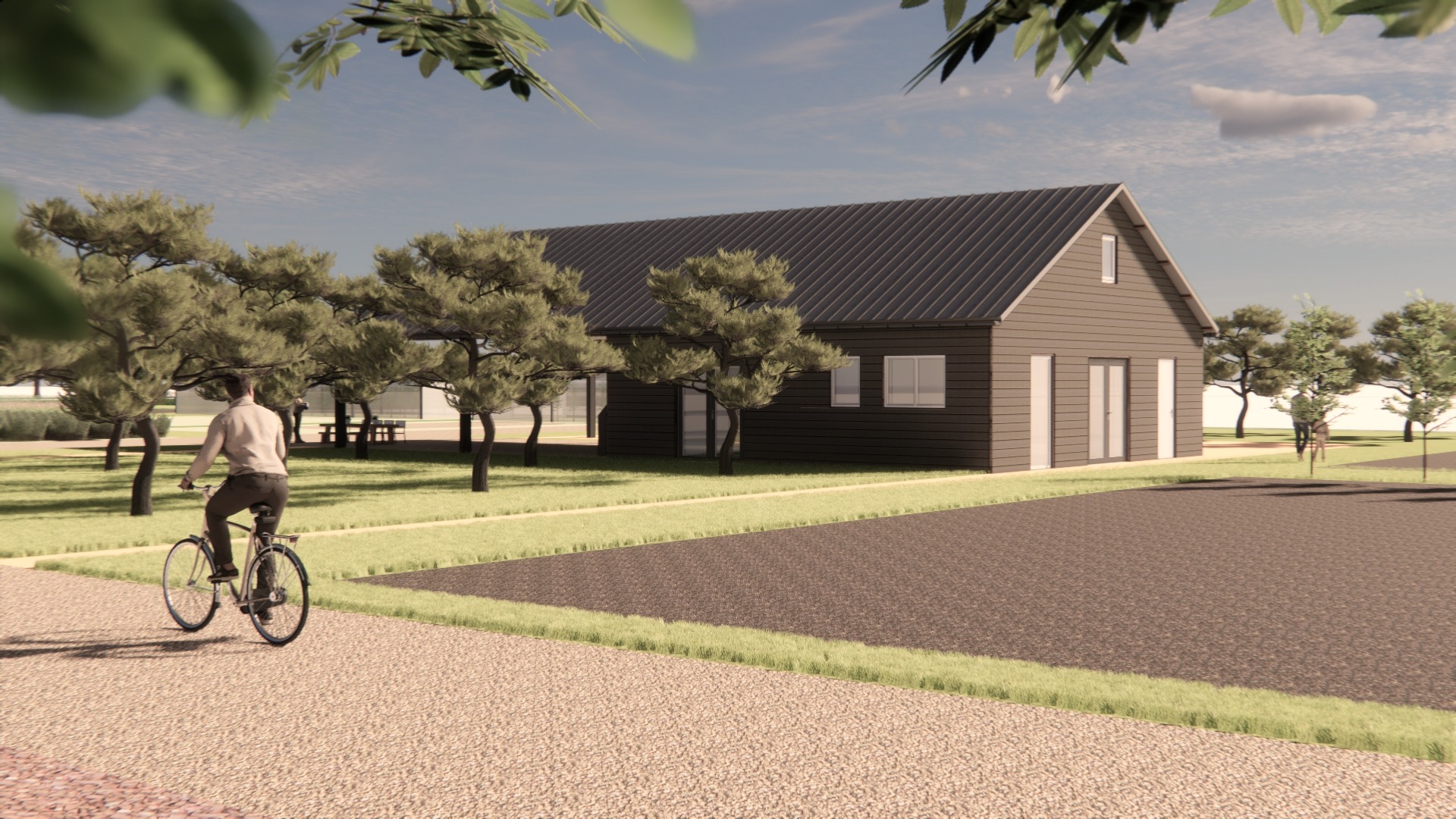 Een digitale 3D-impressie van een langwerpig, donker houten schuurgebouw in een groene, parkachtige omgeving met bomen. Op de voorgrond fietst een man over een grindpad.